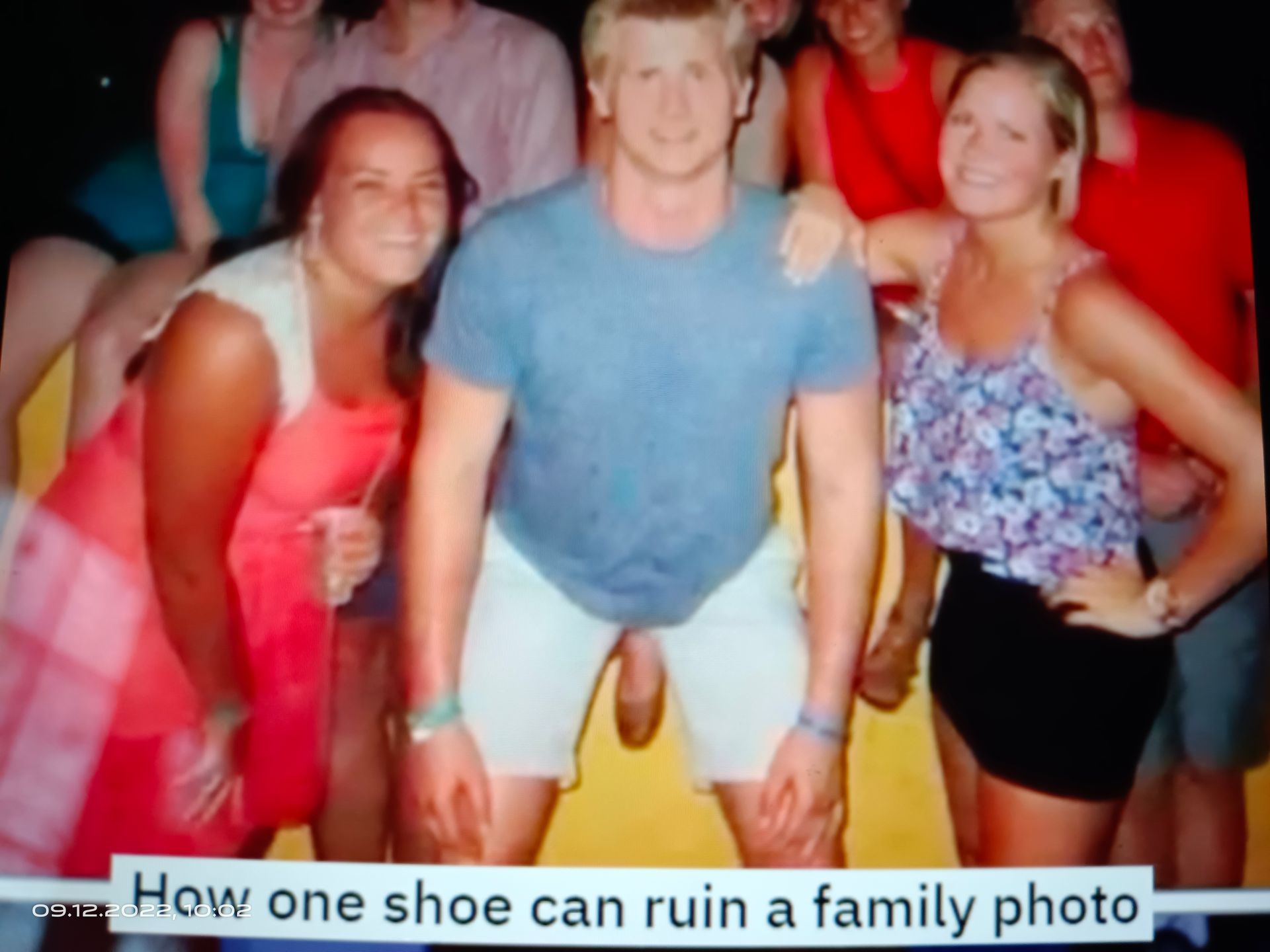 How one shoe can ruin a family photo
09.12.2022, 10:02